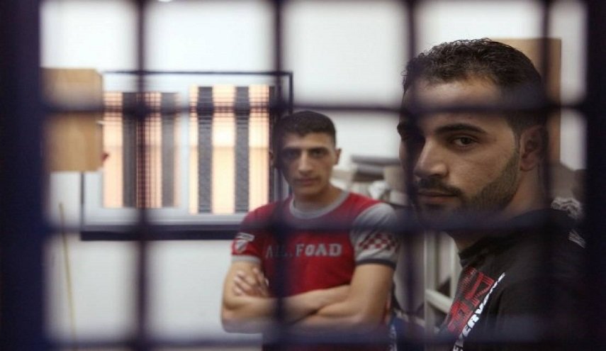 13 أسيرا فلسطينيا يواصلون الإضراب عن الطعام رفضا لاعتقالهم الإداري