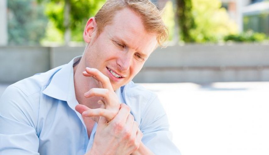 الشعور بالتنميل فى يديك إحدى علامات نقص فيتامين ب 12.. لا تتجاهله