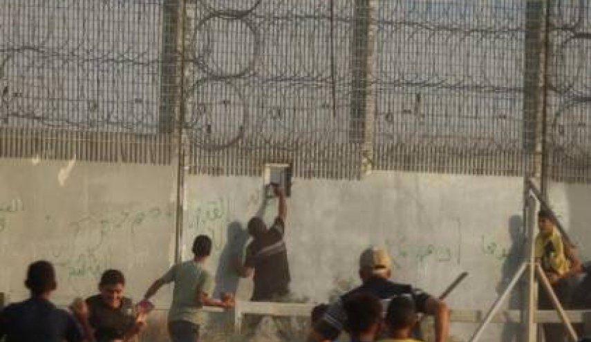 قناة عبرية تكشف تفاصيل مثيرة حول حادثة إصابة الجندي على حدود غزة