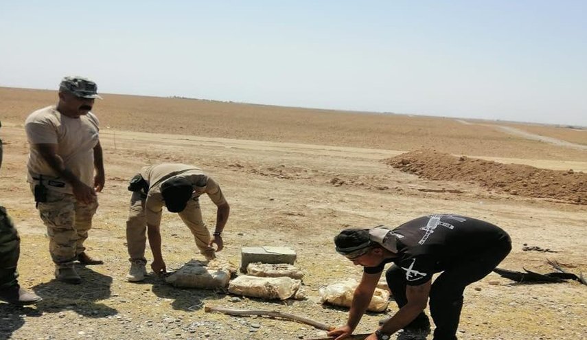 بالصور.. الحشد الشعبي يعالج عبوات زرعها ارهابيون في كركوك