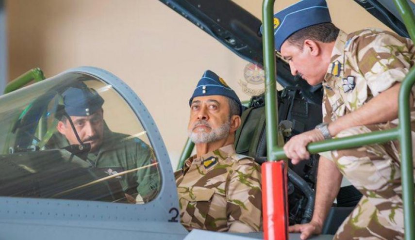 زيارة نادرة لسلطان عُمان لقاعدة جوية جنوبي البلاد
