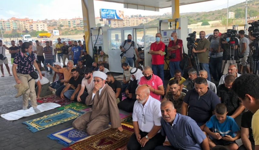 لبنانیون یقیمون صلاة الجمعة في محطة البنزين
