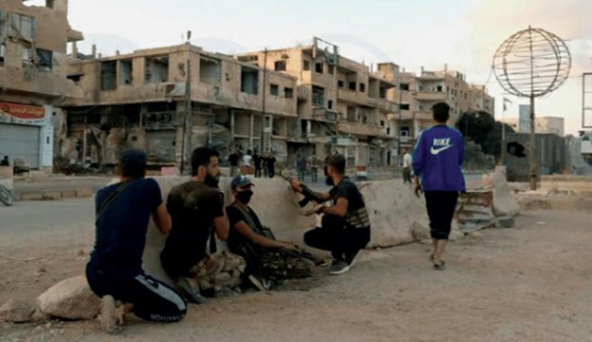 مسلحو درعا البلد يعطلون جهود التسوية ويحتجزون الأهالي رهائن