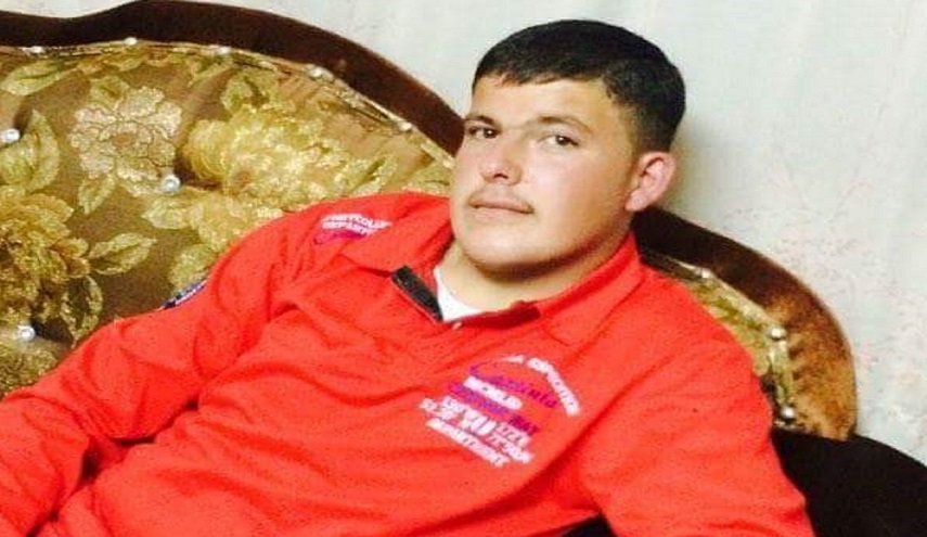 أسير فلسطيني يرد على القمع الاسرائيلي في السجن بهذه الطريقة