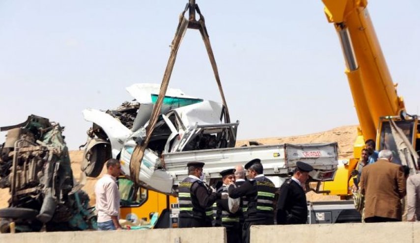 مصرع 4 مصريين وإصابة 10 آخرين بانقلاب سيارة تابعة لكنيسة بأسيوط

