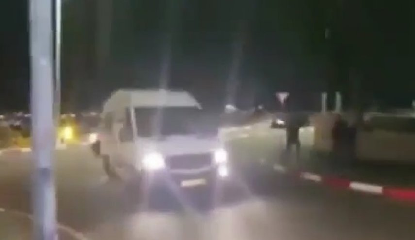 شاهد.. لحظة وصول الأسرى الفلسطينيين الأربعة إلى محكمة الاحتلال