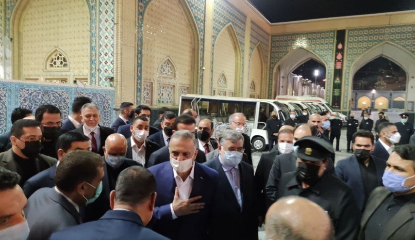 شاهد.. الكاظمي يزور مقام الامام الرضا (ع) في مشهد