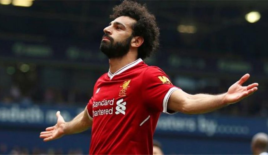 النجم المصري صلاح يهدي قميصه لطفل من مشجعي ليفربول