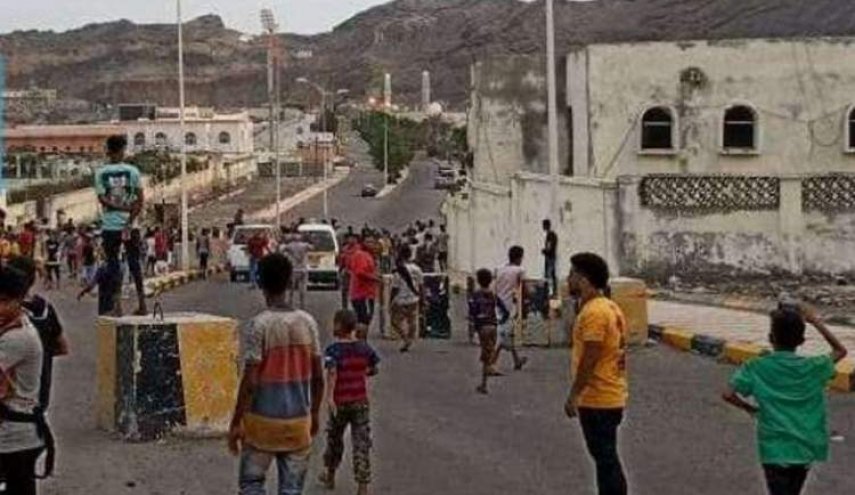 محتجون يقتحمون قصر المعاشيق في عدن
