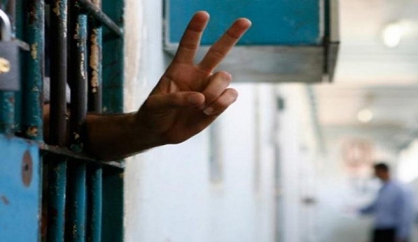 صحيفة تكشف السر وراء رضوخ الاحتلال لمطالب الأسرى الفلسطينيين