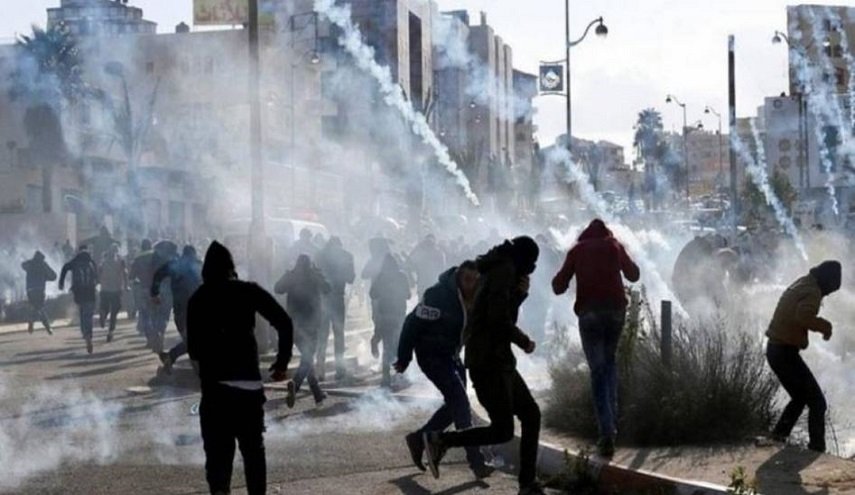 مقاومون فلسطينيون يطلقون النار باتجاه  حاجز الجلمة في الضفة الغربية