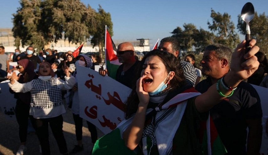 وقفة تضامنية مع الاسرى الفلسطينيين امام سجن 