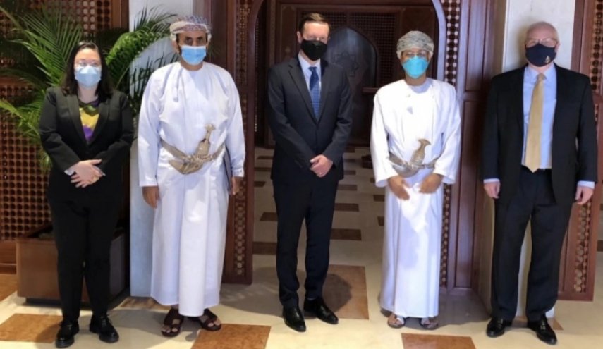 المبعوثان الأممي والأمريكي في مسقط لبحث وقف لاطلاق النار في اليمن
