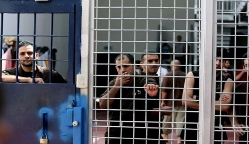 100 أسير فلسطيني يدخلون إضرابا تنديدا بالتنكيل والتضييقات بحق الأسرى