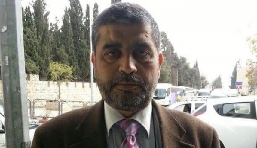اسير مقدسي يقاطع دواء علاجه احتجاجاً على تجديد اعتقاله