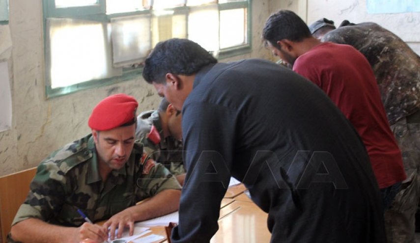 عشرات المسلحين ببلدة تل شهاب ينضمون لاتفاق التسوية
