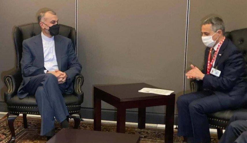 وزير الخارجية: إيران مهتمة بتوسيع علاقاتها مع سويسرا