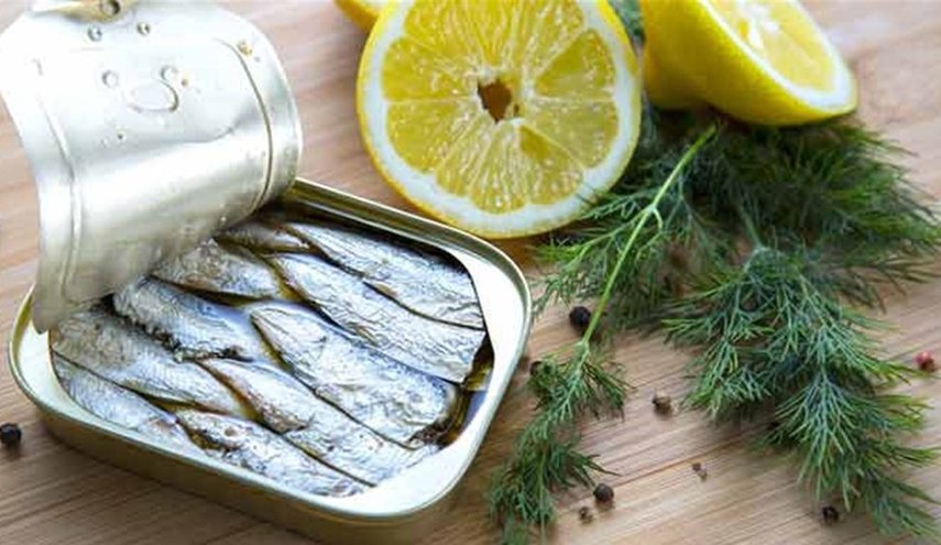 هل يحافظ السمك المعلَب على فوائده الغذائية؟