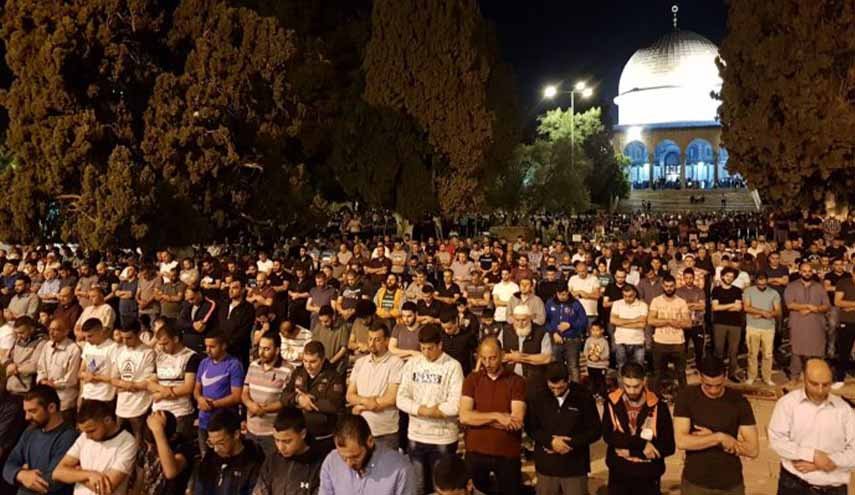 المقدسيون يؤدون صلاة الفجر في الاقصى