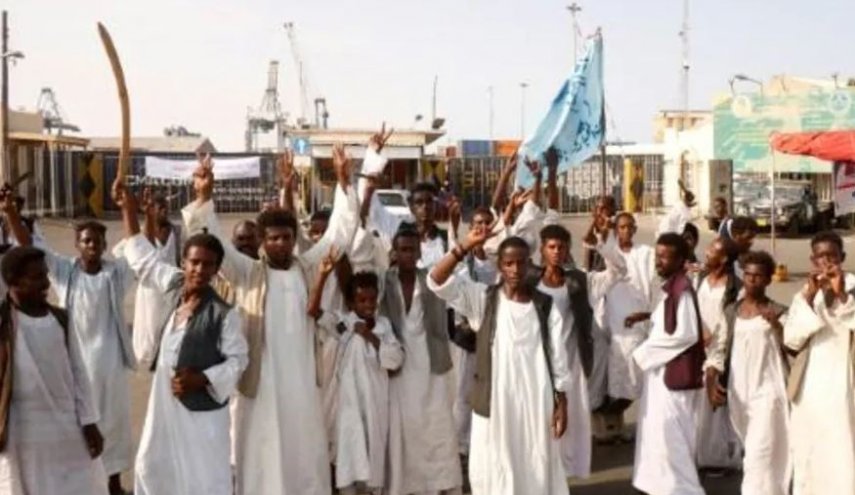 محتجون يغلقون مطار بورتسودان واستمرار اغلاق الميناء احتجاجا على اتفاق التسوية