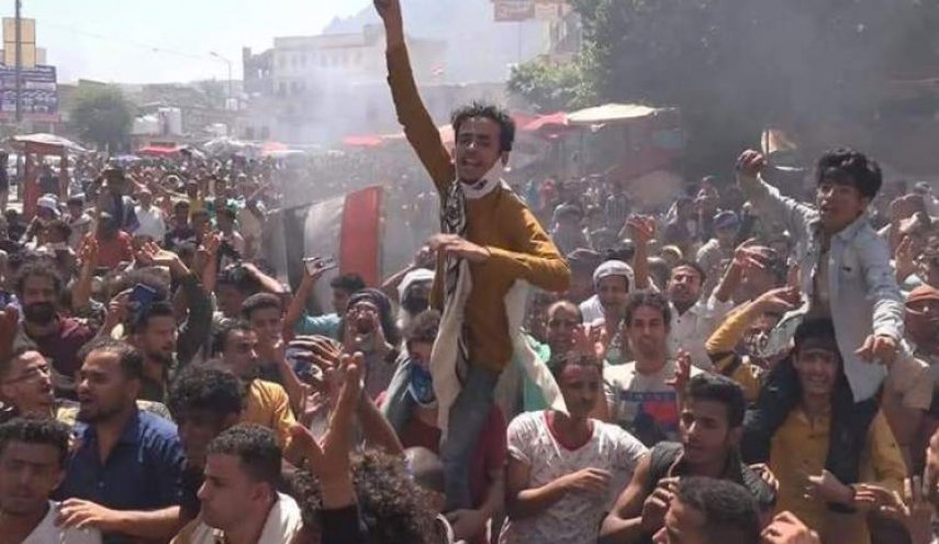 تعز.. تظاهرات واسعة وإضراب شامل بمناطق سيطرة مرتزقة العدوان
