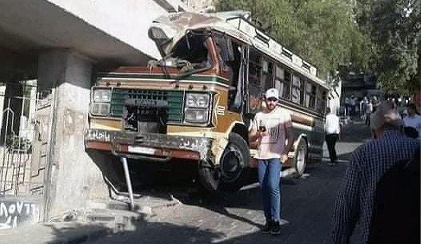 وفاة طفلة وإصابة أخرى بجروح اثر انحراف باص مدرسي في المهاجرين بدمشق