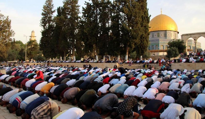 50 ألفًا يؤدون صلاة الجمعة بالأقصى رغم إجراءات الاحتلال