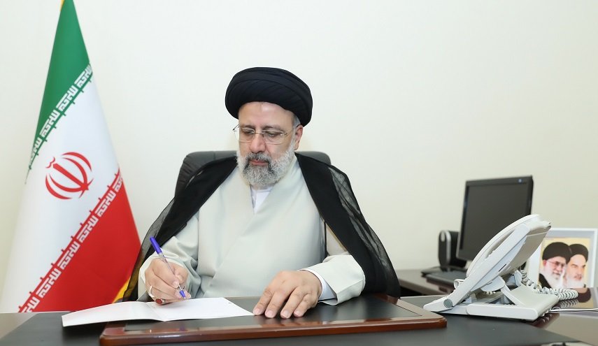 الرئيس الإيراني يوجه بتثبيت أسعار البضائع الأساسية في البلاد
