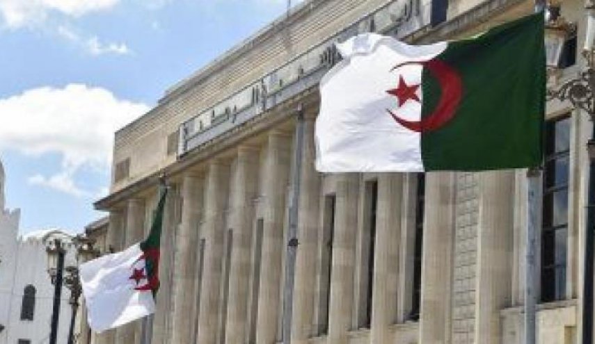 البرلمان الجزائري يرد على تصريحات ماكرون
