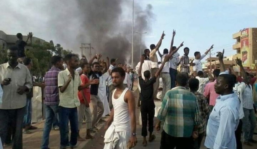 سلطات السودان تحذر من نفاد مخزون الأدوية الأساسية والوقود والقمح