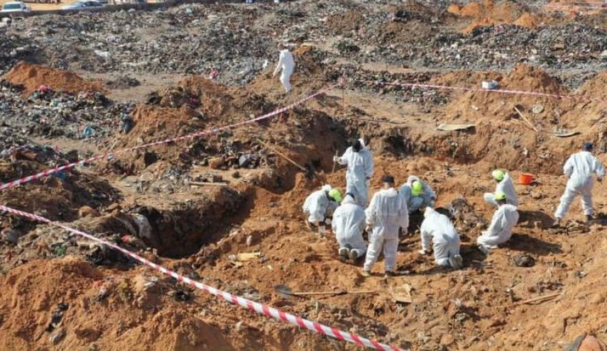 بالصور.. اكتشاف مقبرة جماعية بمكب نفايات في ترهونة الليبية
