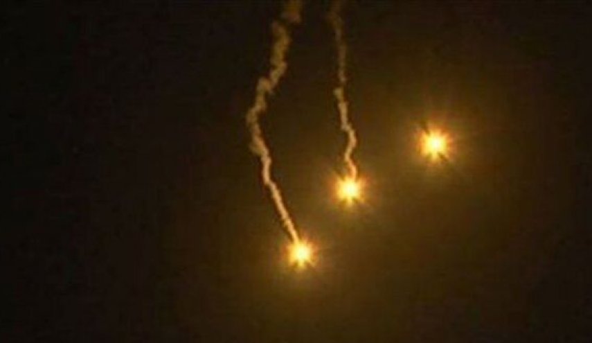 جيش الاحتلال يطلق قنابل مضيئة باتجاه جنوب لبنان