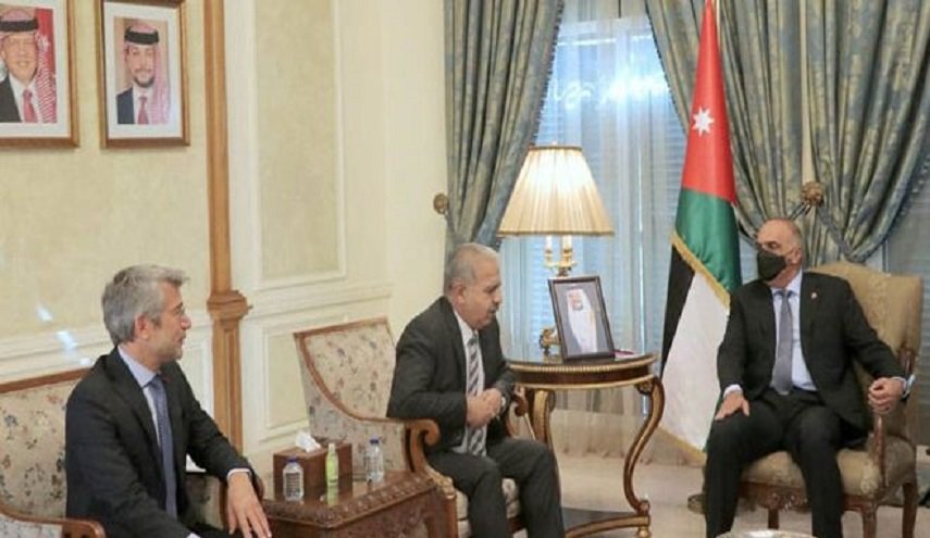 الخصاونة يؤكد على تعزيز التعاون المشترك مع سوريا ولبنان
