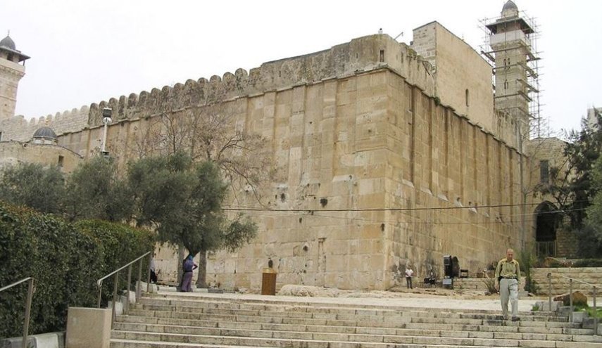 آلاف الفلسطينيين يؤدون صلاة فجر الجمعة في المسجد الإبراهيمي