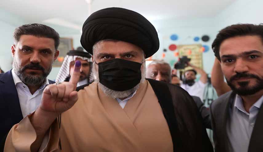 السيد الصدر يدلي بصوته في أحد مراكز الاقتراع بالنجف الأشرف