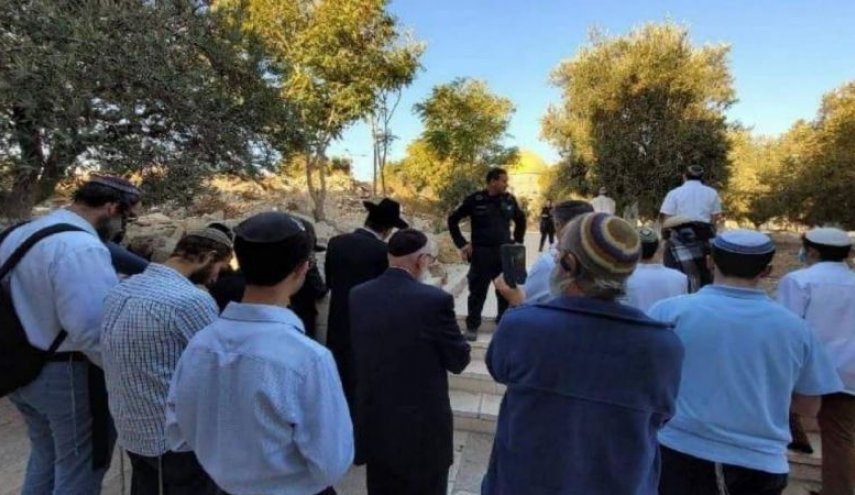 عشرات المستوطنين يقتحمون المسجد الأقصى