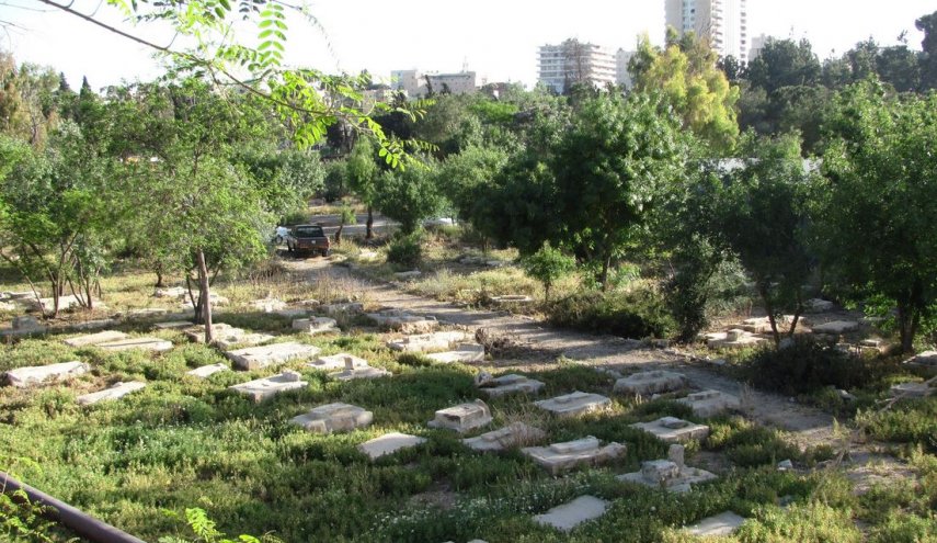 حتى الموتى لا يسلمون من الاحتلال.. احتفال فوق رفات المسلمين بالقدس!