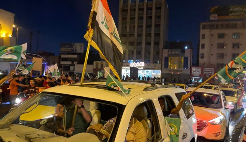 بالصور.. احتفالات تعم ساحة التحرير بعد اعلان نتائج الانتخابات
