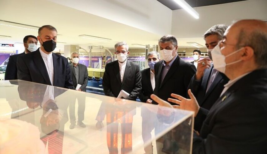 وزير الخارجية يزور معرض الصناعات النووية في البلاد