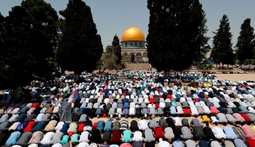 40 ألف مصلٍّ يؤدون صلاة الجمعة في رحاب الأقصى