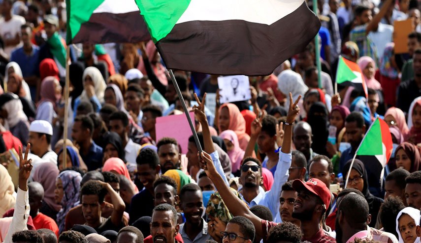 البرهان وحمدوك توافقا على حل الحكومة بمجلسيها واختلفا حول الإجراءات