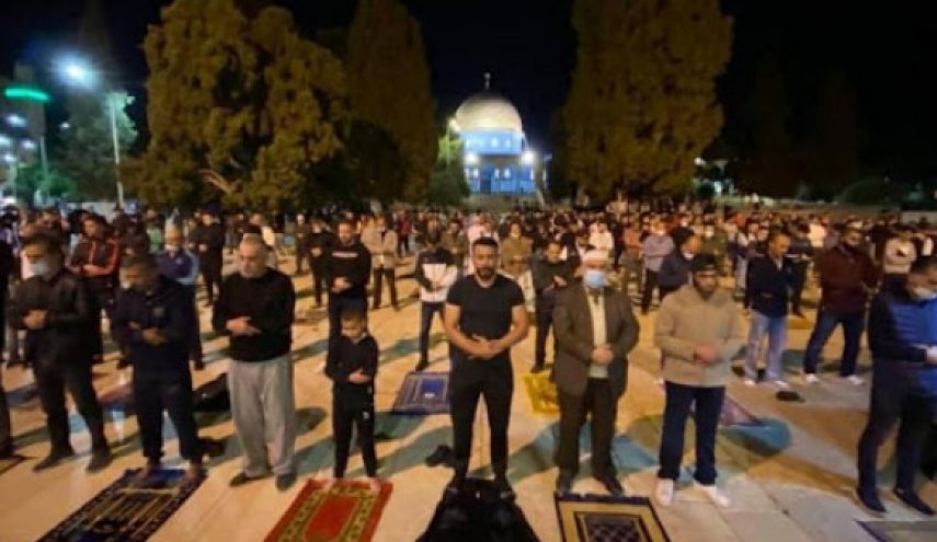 مقدسيون يؤدون الصلاة أمام المقبرة اليوسفية
