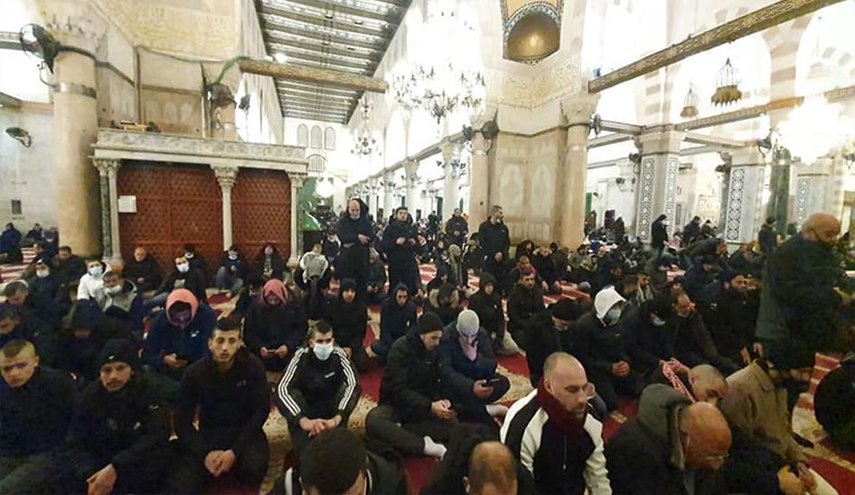الفلسطينيون يشاركون في صلاة 