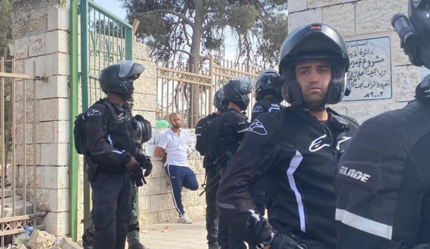 شاهد..الاحتلال يقمع المقدسيين عند مقبرة اليوسفية