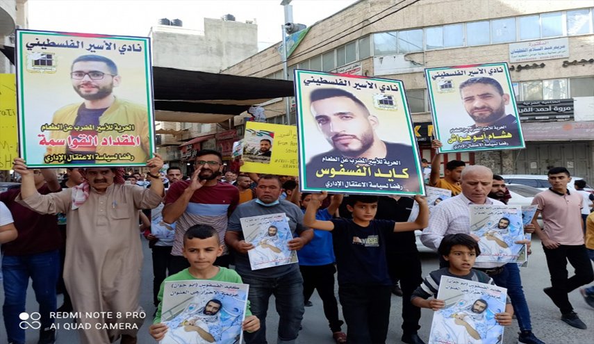 مسيرة تضامنية مع الاسرى المضربين عن الطعام في 'دورا' الفلسطينية