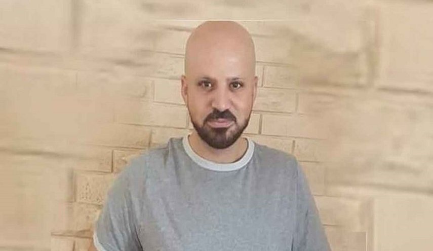 أسير فلسطيني ينتصر على السجّان ويعلق إضرابه عن الطعام