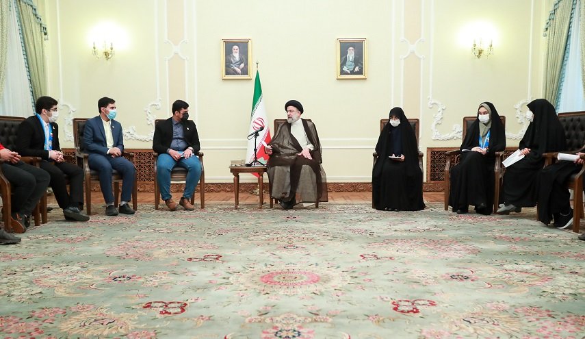 رئيسي: ذكرى مقارعة الاستكبار العالمي مناسبة عظمى في تاريخ إيران