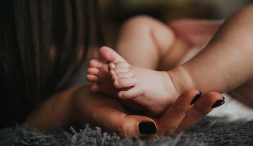 العاملين في المستشفى صُدِموا ..ولادة ثالث أكبر طفل في تاريخ بريطانيا