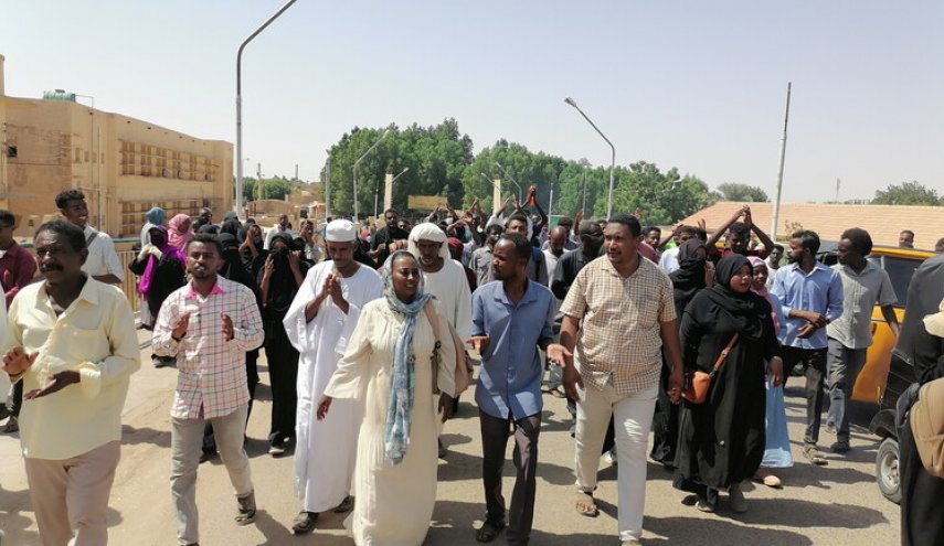 السودان.. تفريق احتجاج للمعلمين بقنابل الغاز واعتقال خمسة منهم