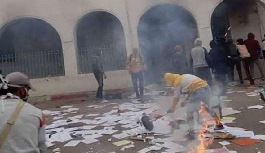 محتجون تونسيون يحرقون مركزا للحرس الوطني ببلدة عقارب